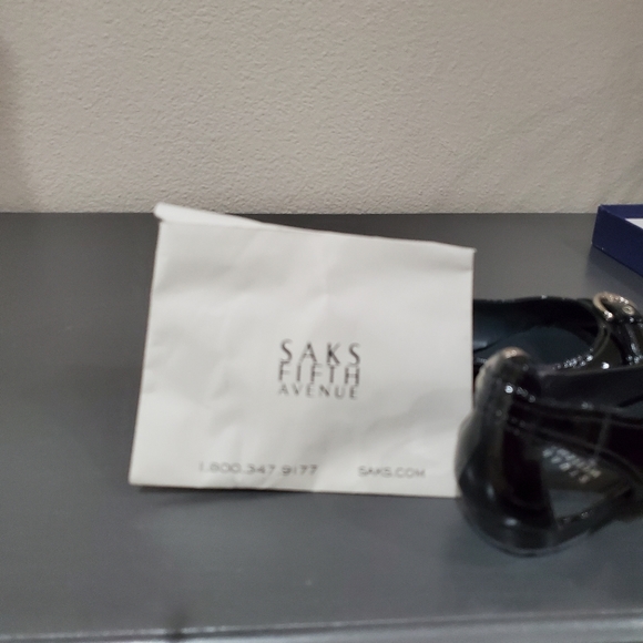 Stuart Weitzman Chitchat black patten leather open toe flats 6.5. - Picture 10 of 10